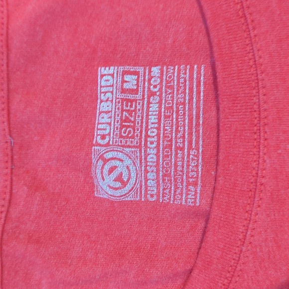 Curbside red T-shirt with lion graphic 🦁 - Picture 2 of 3